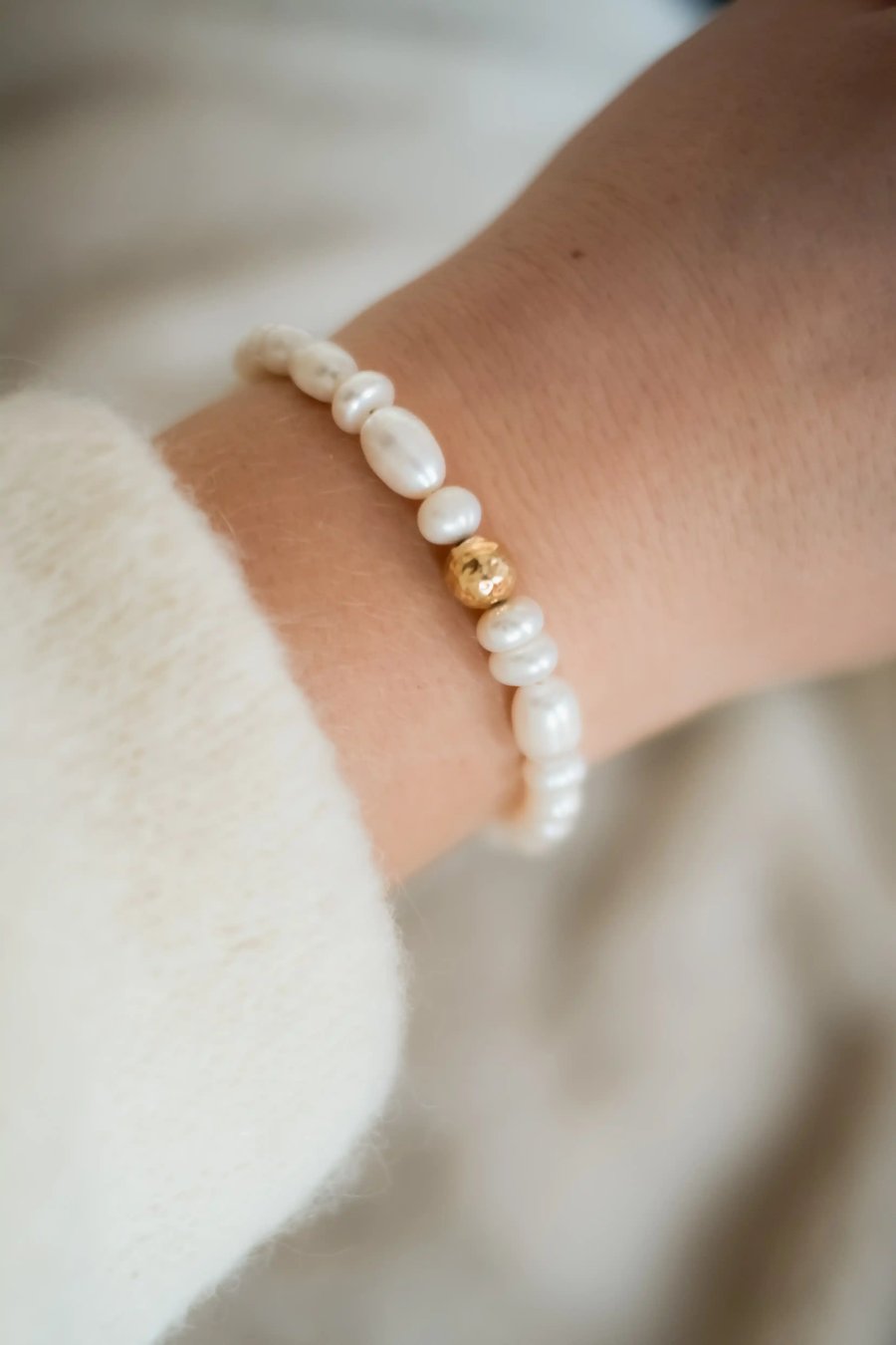 Adjustable cultured freshwater pearl bracelet with a crumpled gold-plated silver bead, length, handmade