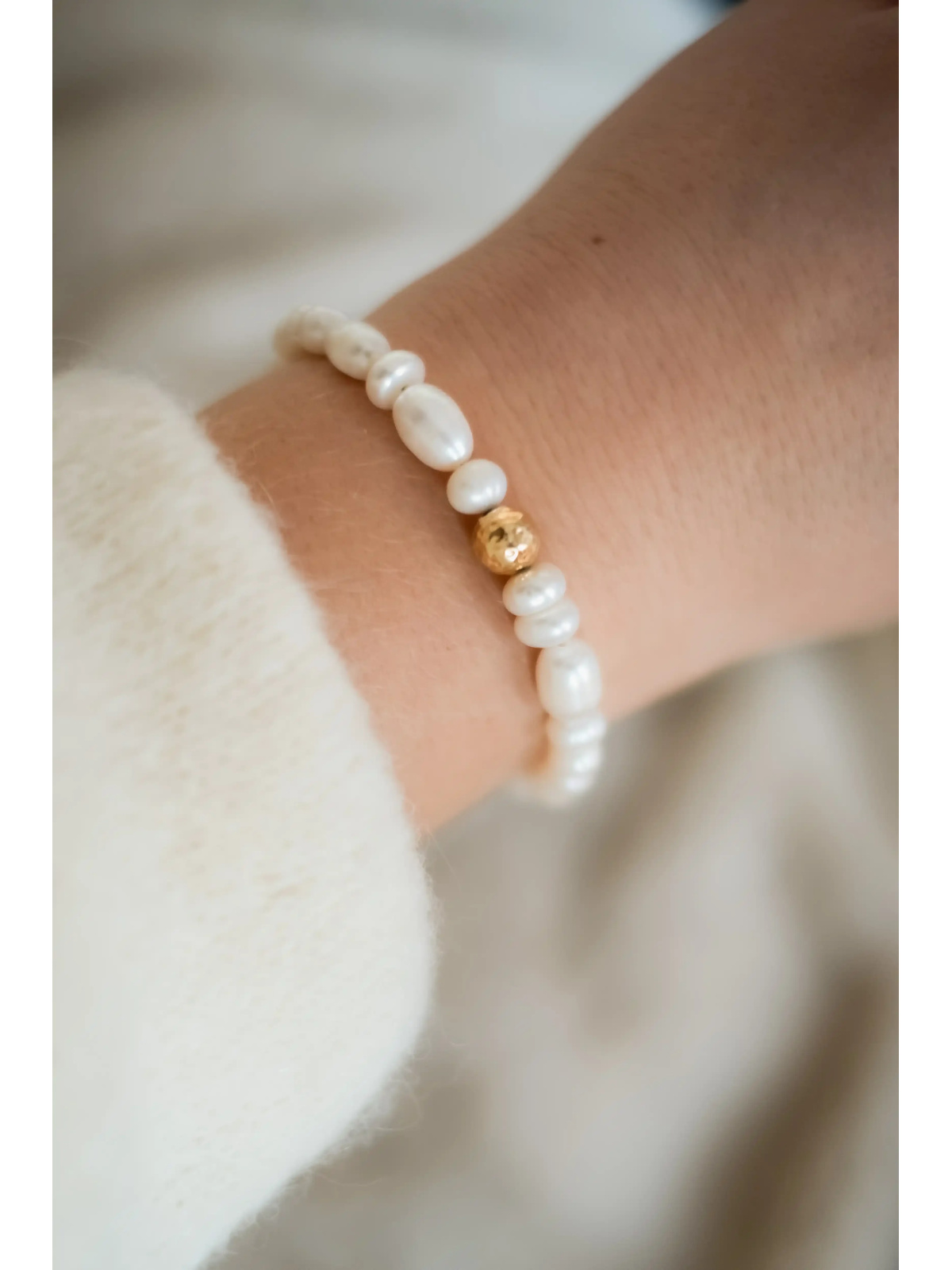 Adjustable cultured freshwater pearl bracelet with a crumpled gold-plated silver bead, length, handmade