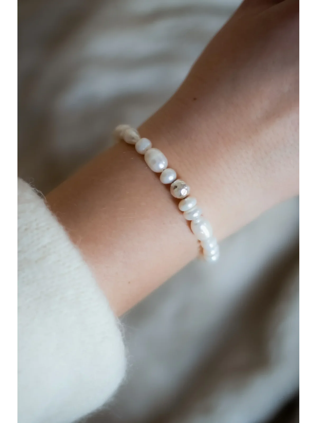 Bransoletka z pereł zesrebrną kulką | Upiększaj