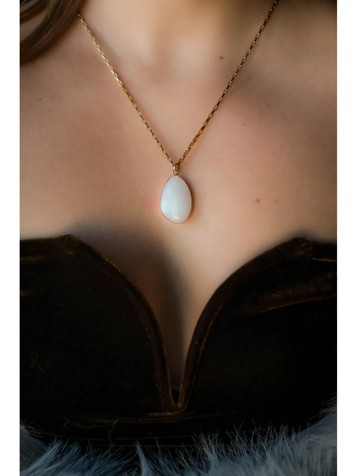 Wisior z kryształem górskim na łańcuszku ze stali chirurgicznej | Upiększaj