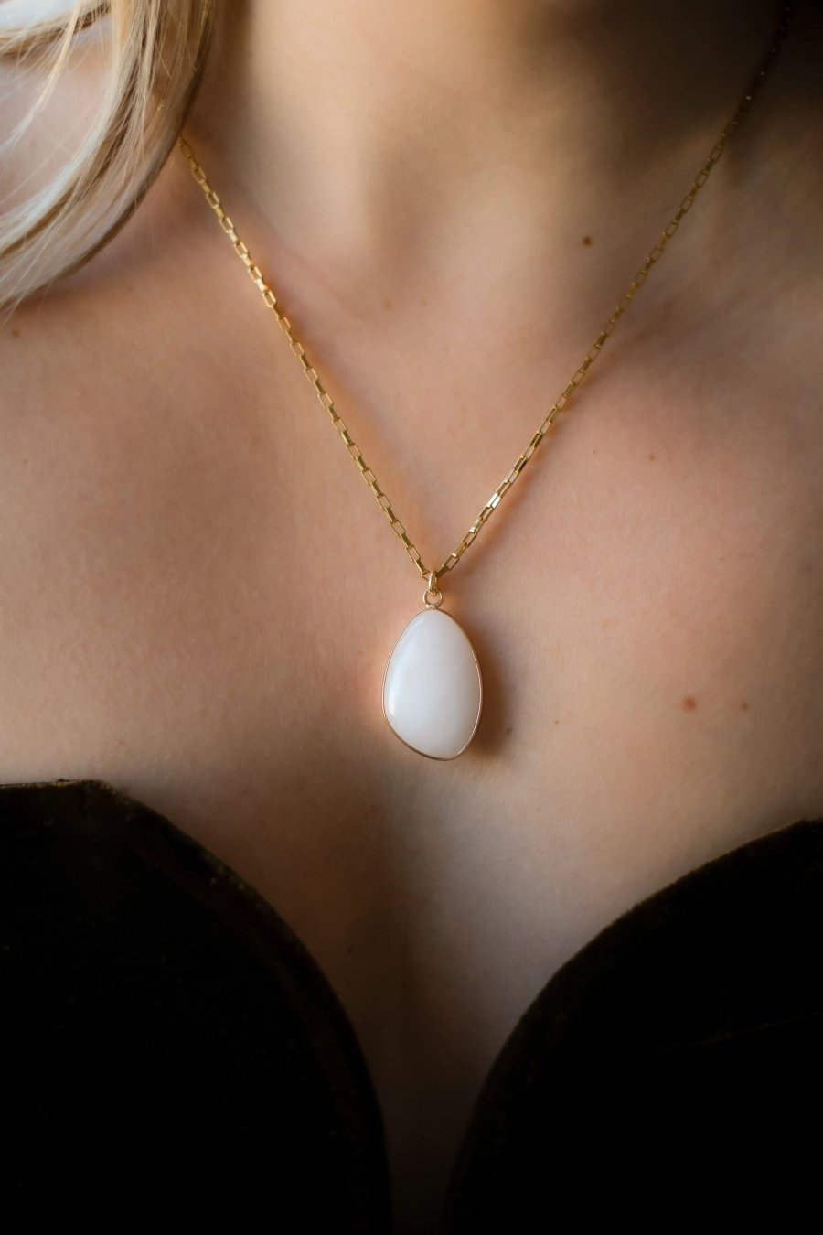 Ketting met dubbelzijdige hanger van bergkristal aan een gouden kettinkje van chirurgisch staal, handgemaakt