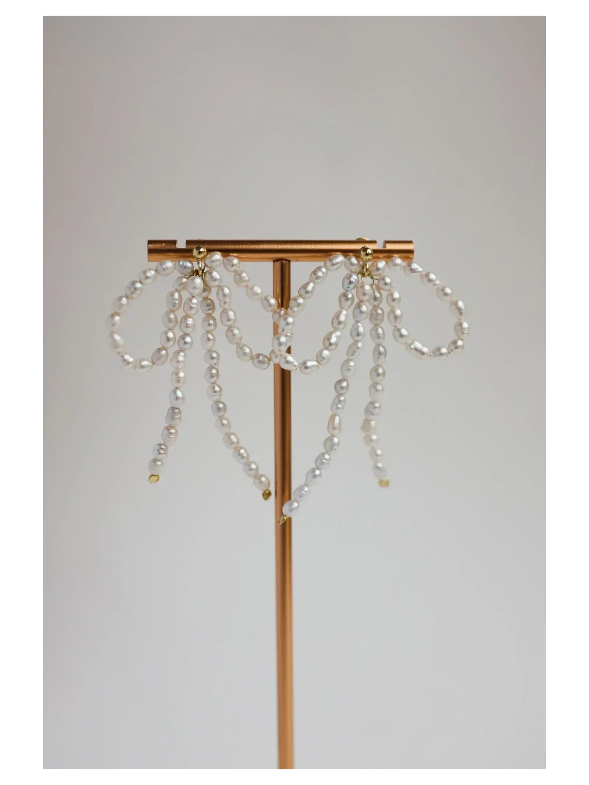 Kolczyki kokardy z pereł naturalnych | Upiększaj