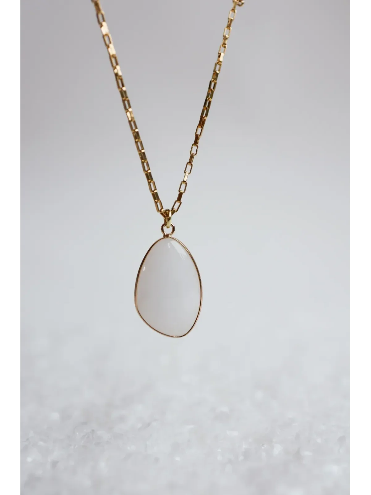 Wisior z kryształem górskim na łańcuszku ze stali chirurgicznej | Upiększaj