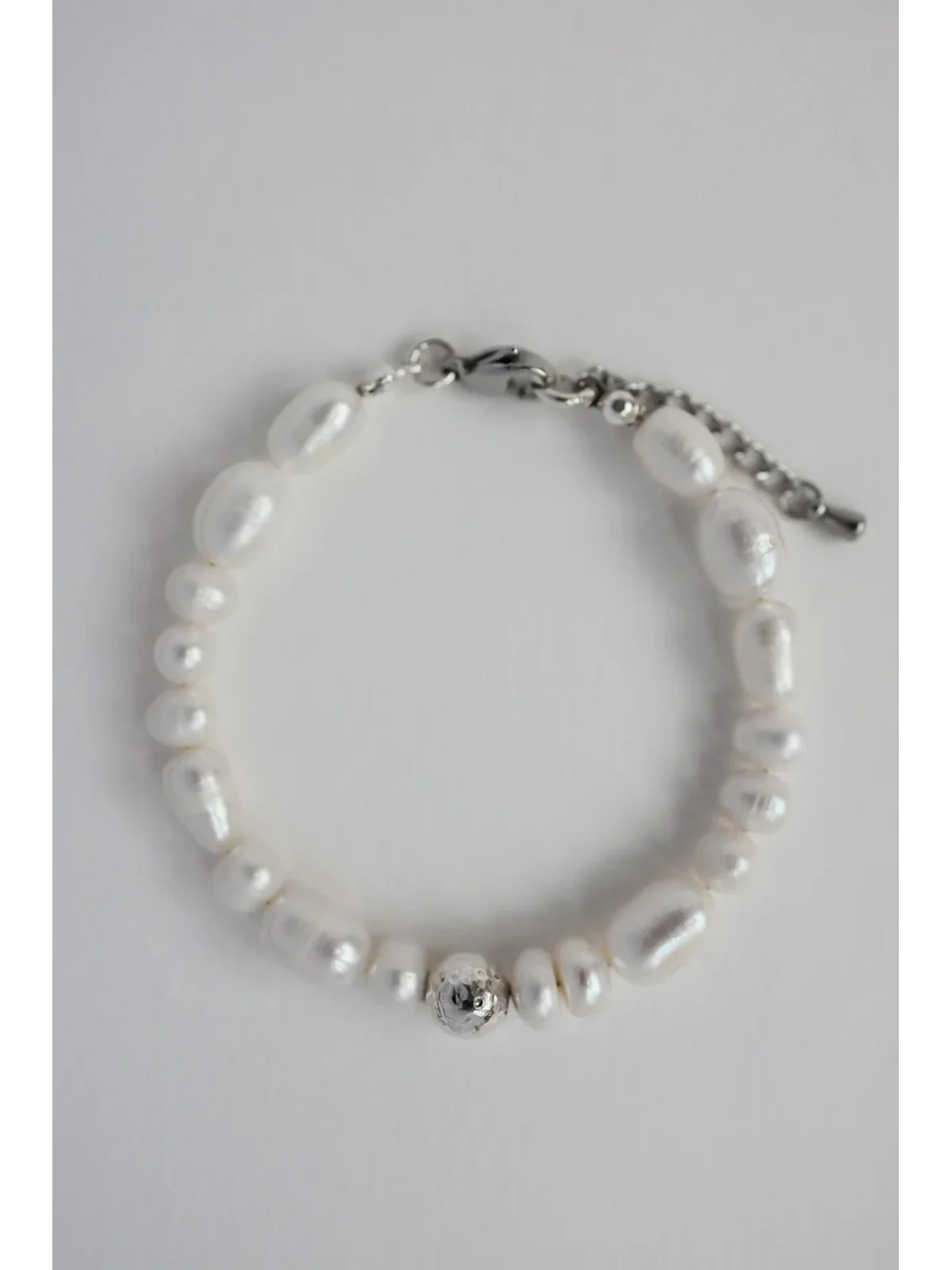 Bransoletka z pereł zesrebrną kulką | Upiększaj