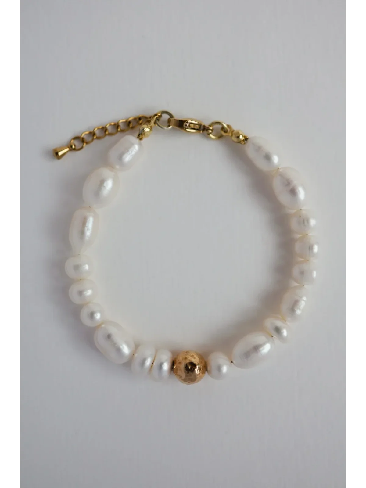 Bransoletka z pereł ze złotą kulką | Upiększaj
