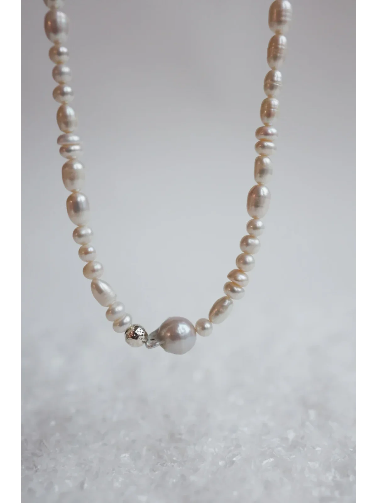 Naszyjnik z pereł z perłą barokową i srebrną kulką | Upiększaj