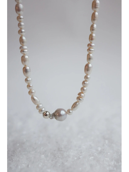 Necklace of cultured freshwater pearls, including baroque pearls, with a hammered bead of silver and, handmade