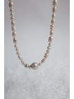 Ketting van gekweekte zoetwaterparels, waaronder barokparels, met een gehamerd zilveren bolletje, handmade
