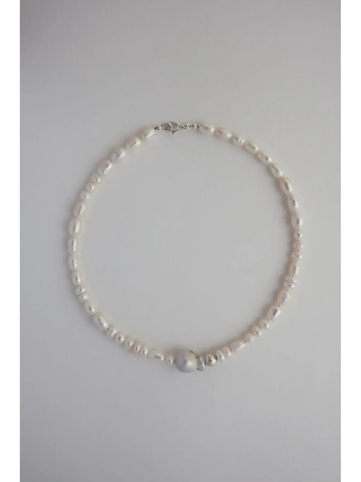 Naszyjnik z pereł z perłą barokową i srebrną kulką | Upiększaj