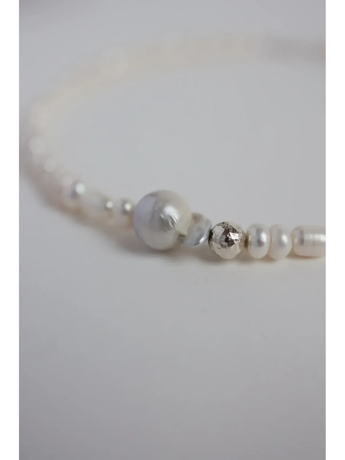 Naszyjnik z pereł z perłą barokową i srebrną kulką | Upiększaj