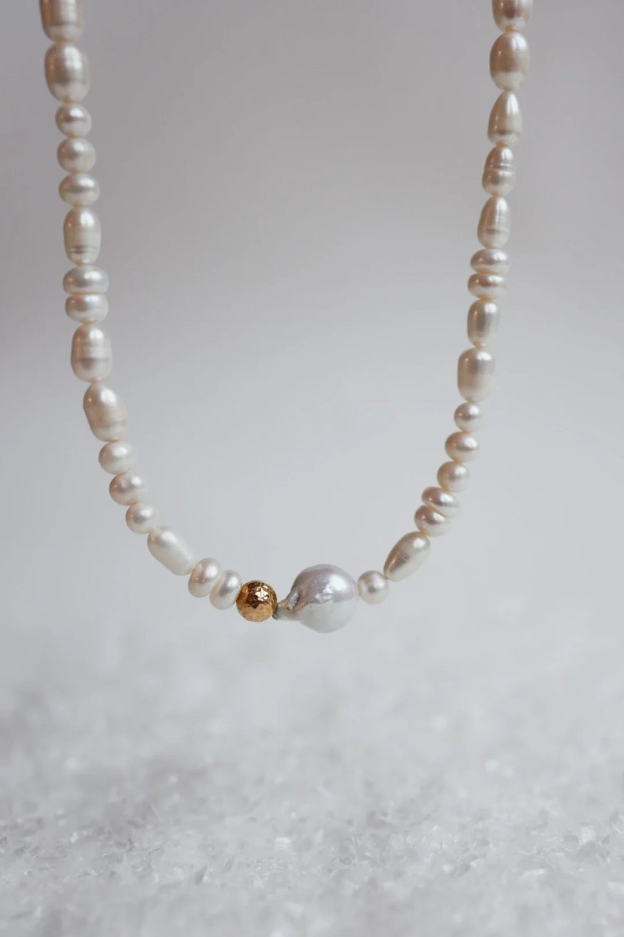 Ketting van gekweekte zoetwaterparels, waaronder barokparels, met een gehamerd verguld bolletje, handmade