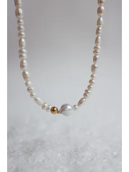 Naszyjnik z pereł z perłą barokową i złotą kulką | Upiększaj