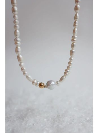 Naszyjnik z pereł z perłą barokową i złotą kulką | Upiększaj