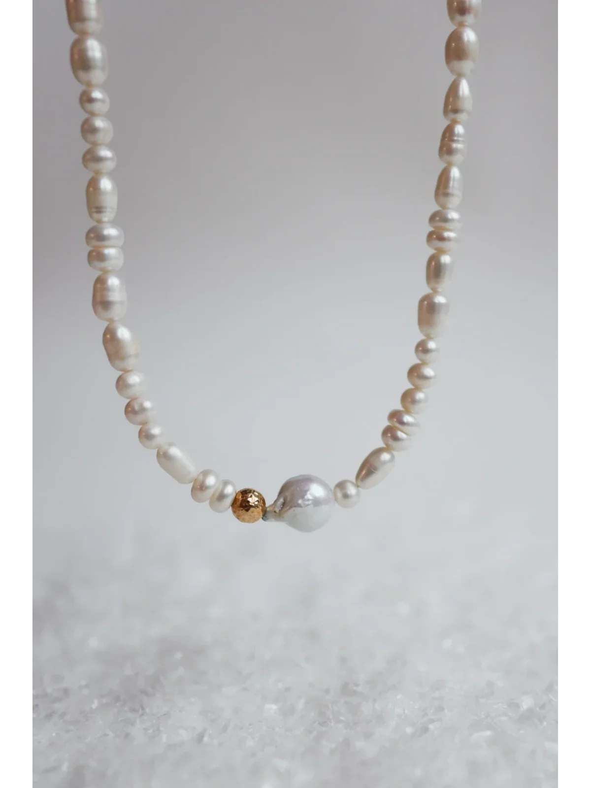 Naszyjnik z pereł z perłą barokową i złotą kulką | Upiększaj