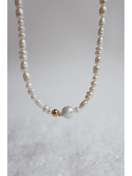 Necklace of cultured freshwater pearls, including baroque pearls, with a hammered bead of gold-plated, handmade