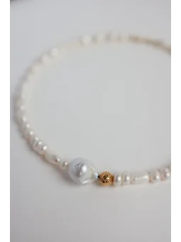 Naszyjnik z pereł z perłą barokową i złotą kulką | Upiększaj