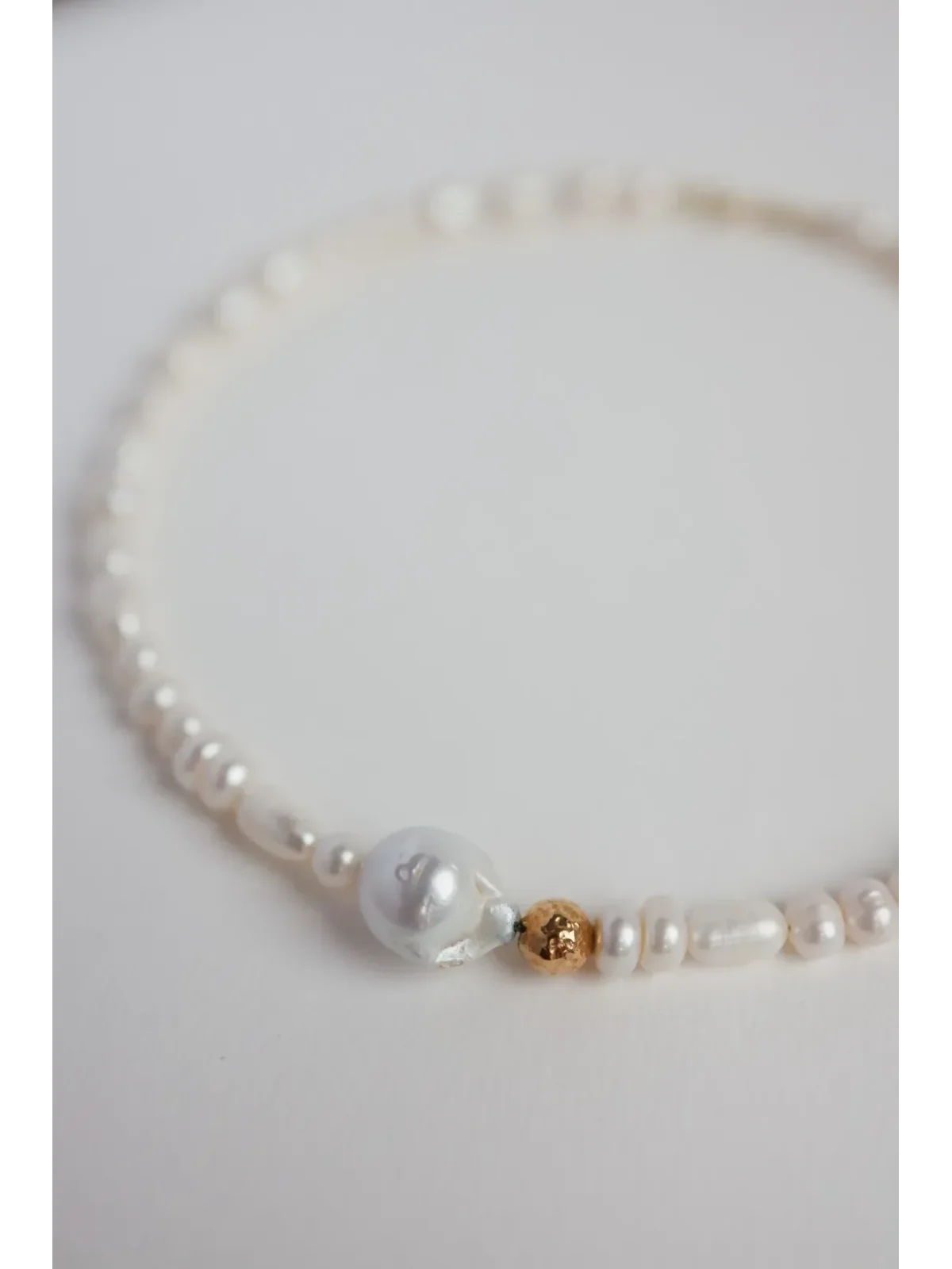 Naszyjnik z pereł z perłą barokową i złotą kulką | Upiększaj