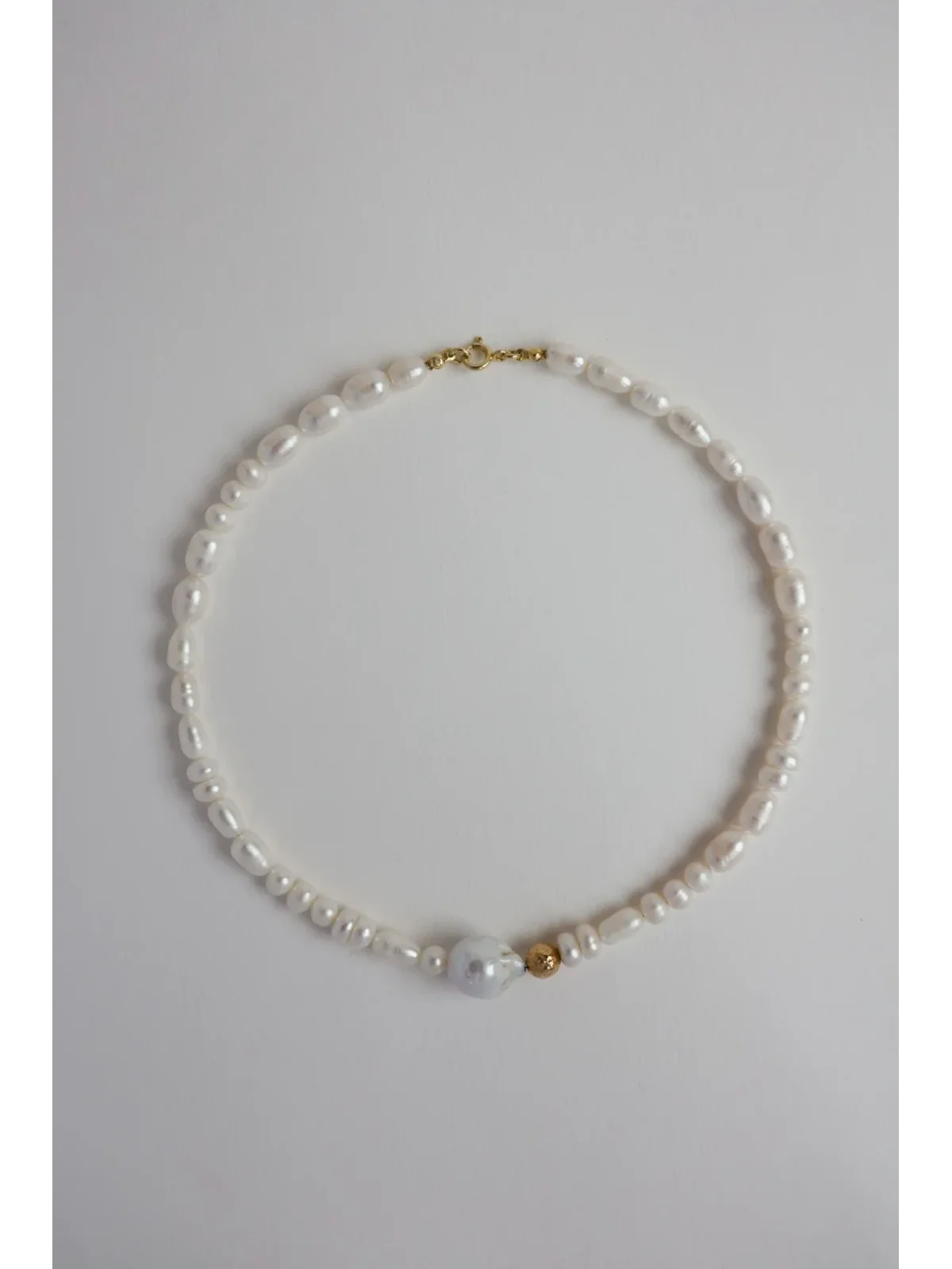 Naszyjnik z pereł z perłą barokową i złotą kulką | Upiększaj