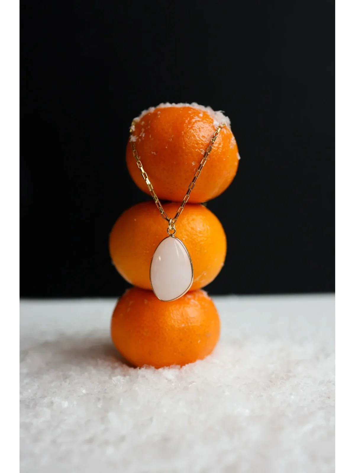 Wisior z kryształem górskim na łańcuszku ze stali chirurgicznej | Upiększaj