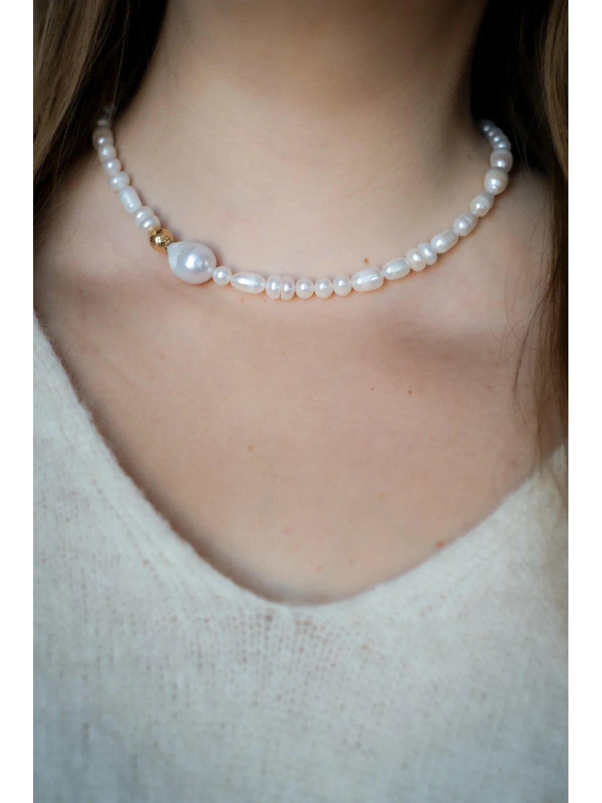 Naszyjnik z pereł z perłą barokową i złotą kulką | Upiększaj