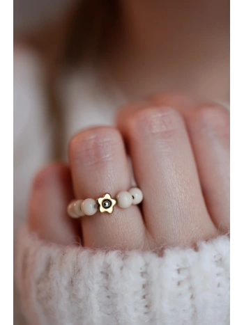 Elastyczny beżowy pierścionek z kwiatkiem srebro i złoto | Upiększaj