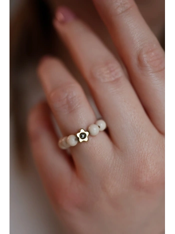 Elastyczny beżowy pierścionek z kwiatkiem srebro i złoto | Upiększaj