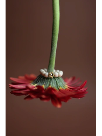 Elastyczny beżowy pierścionek z kwiatkiem srebro i złoto | Upiększaj