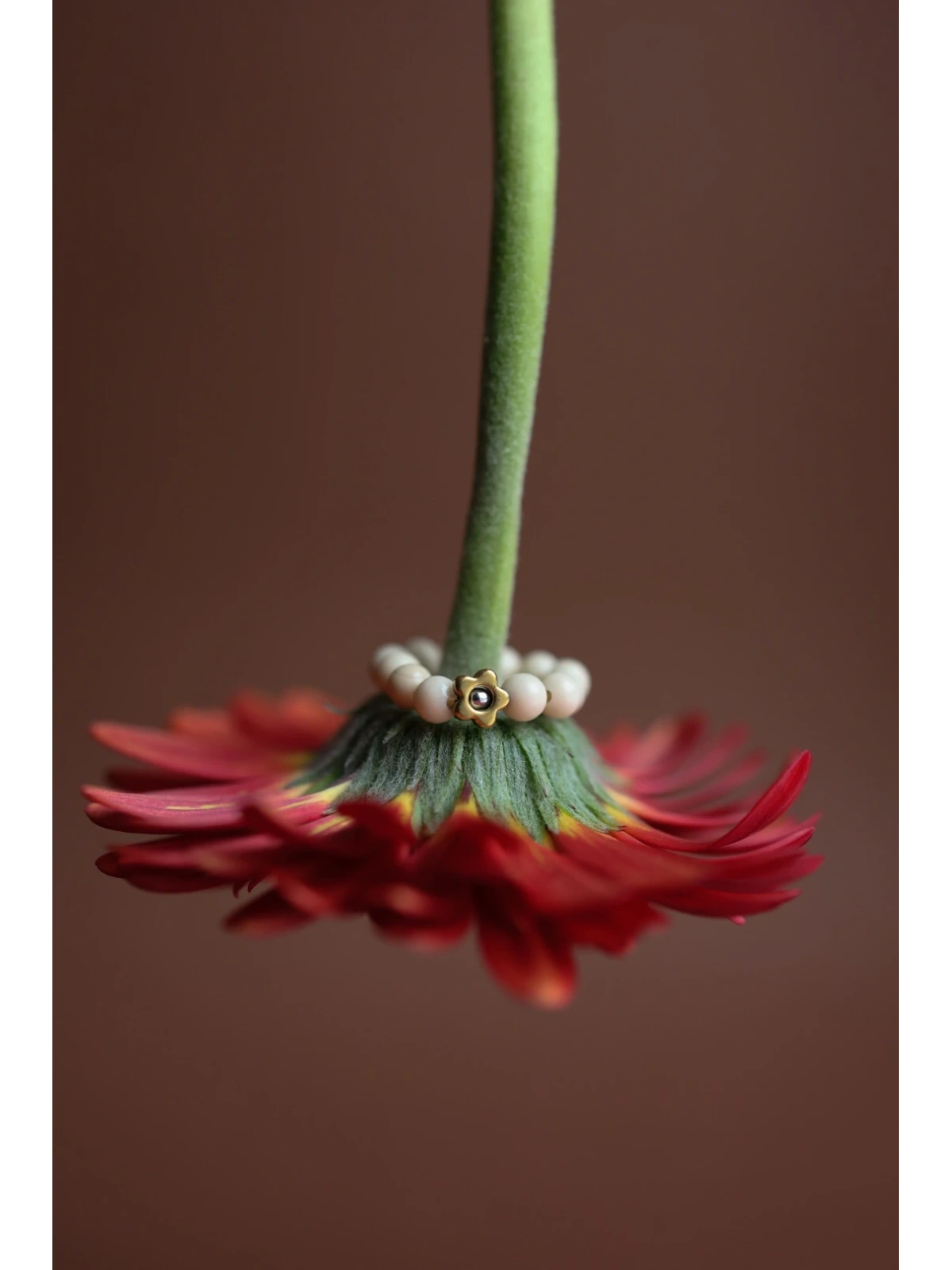 Elastyczny beżowy pierścionek z kwiatkiem srebro i złoto | Upiększaj