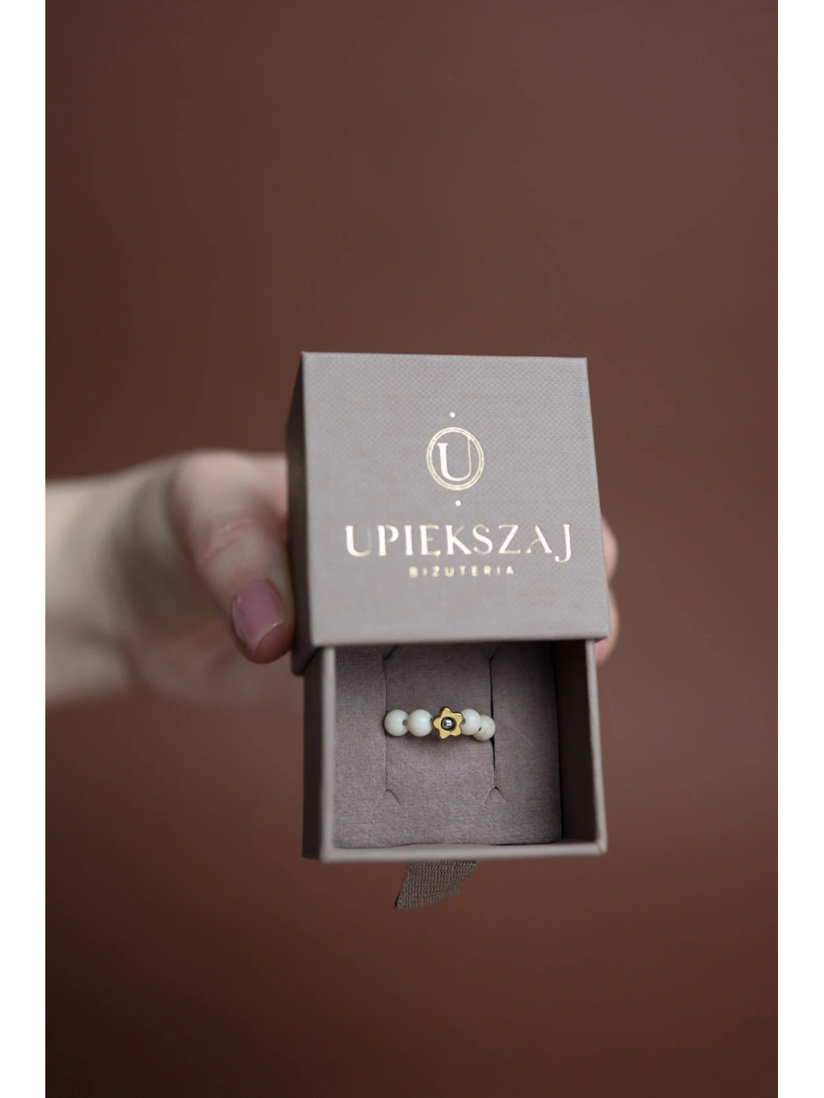 Elastyczny beżowy pierścionek z kwiatkiem srebro i złoto | Upiększaj