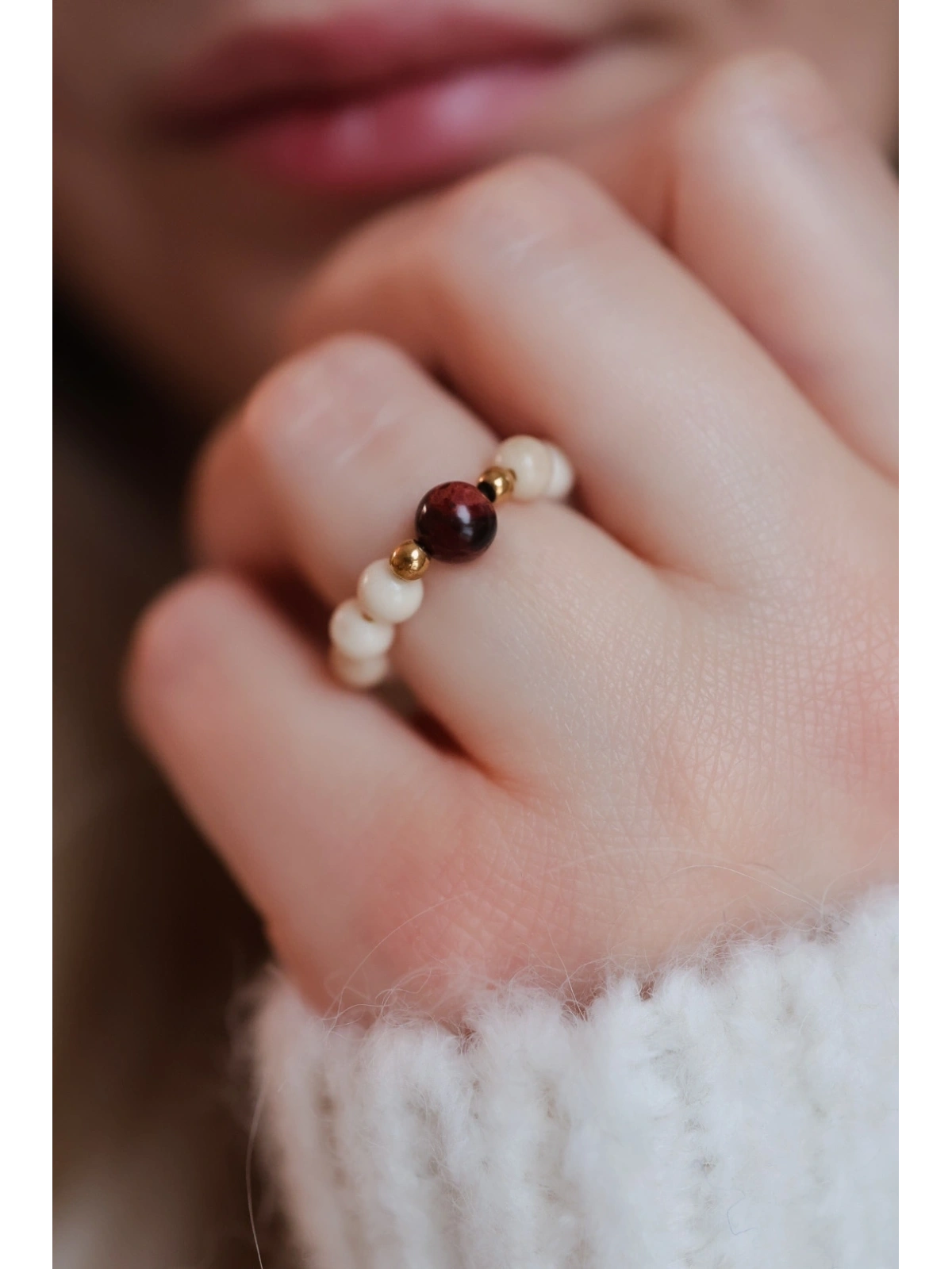 Elastyczny pierścionek z kamieni rzecznych i czerwonego jaspisu | Upiększaj