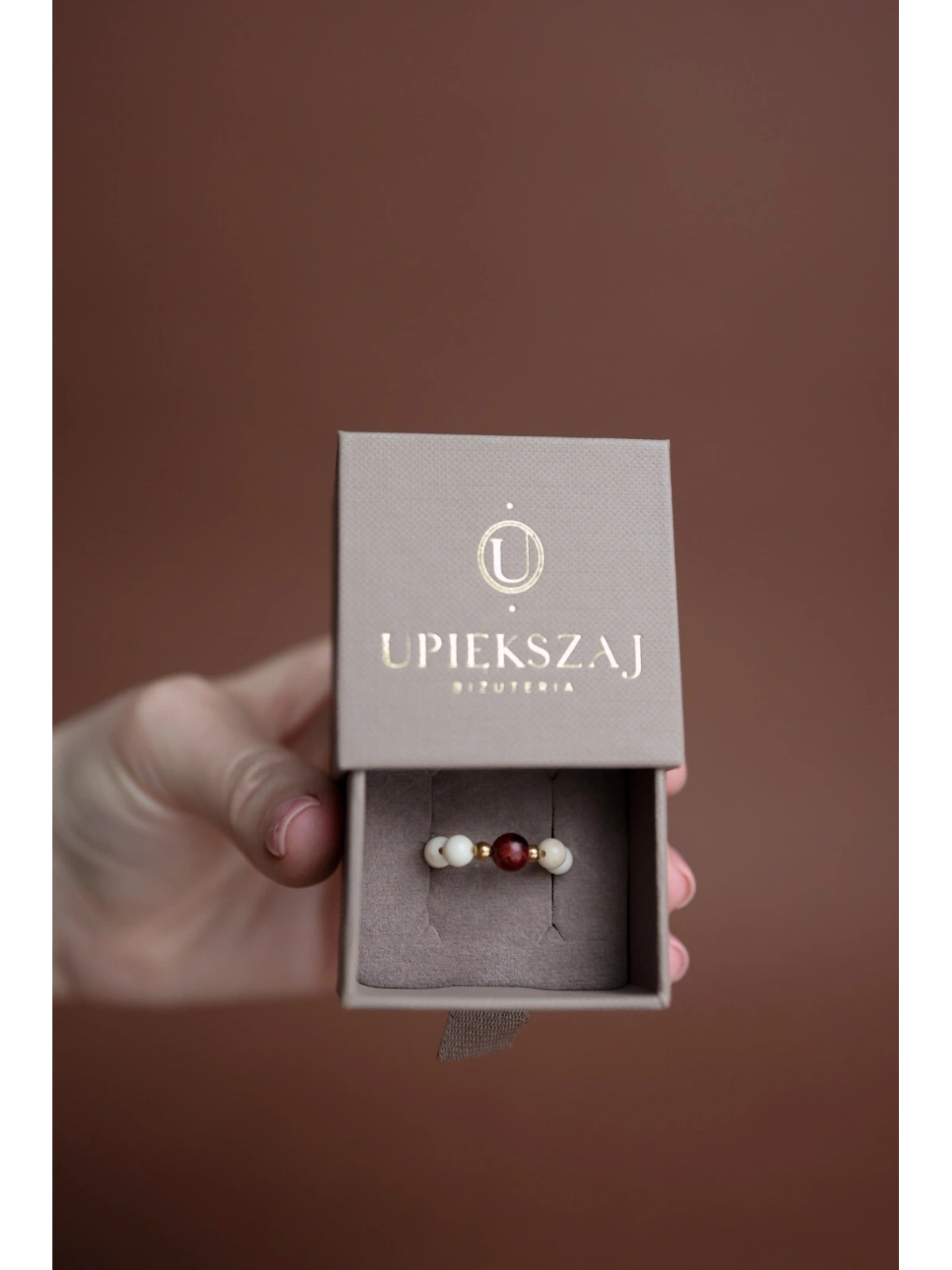 Elastyczny pierścionek z kamieni rzecznych i czerwonego jaspisu | Upiększaj