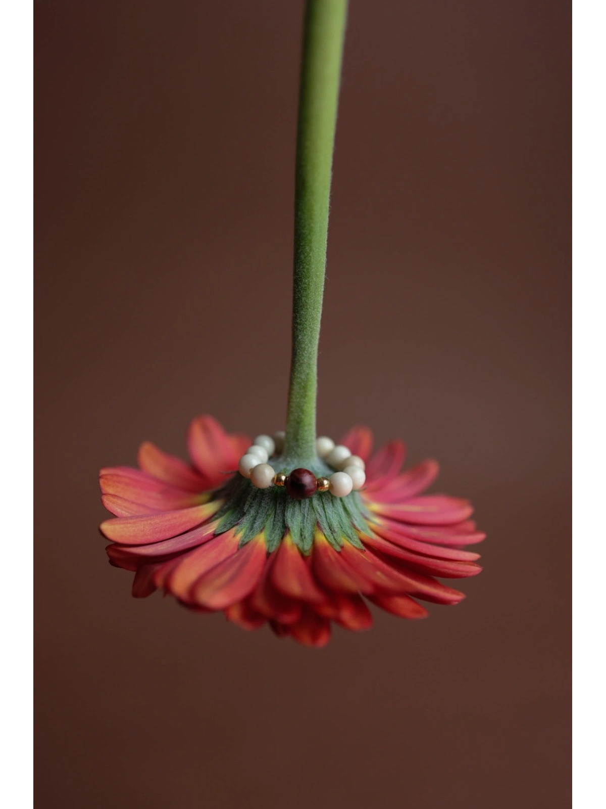 Elastyczny pierścionek z kamieni rzecznych i czerwonego jaspisu | Upiększaj