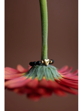 Czarny pierścionek elastyczny z onyksu z sercem | Upiększaj