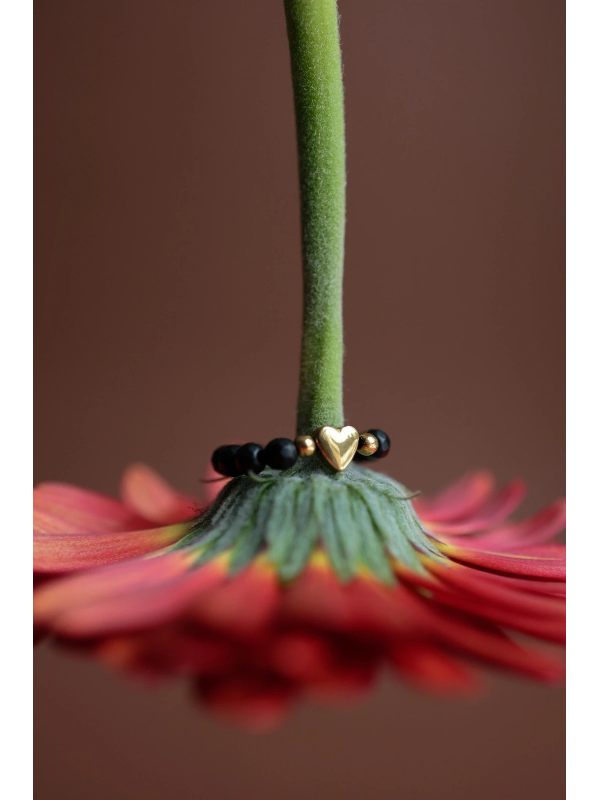 Czarny pierścionek elastyczny z onyksu z sercem | Upiększaj