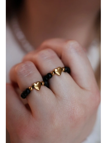 Czarny pierścionek elastyczny z onyksu z sercem | Upiększaj