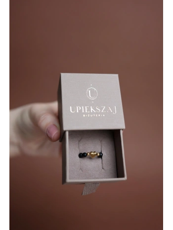 Czarny pierścionek elastyczny z onyksu z sercem | Upiększaj