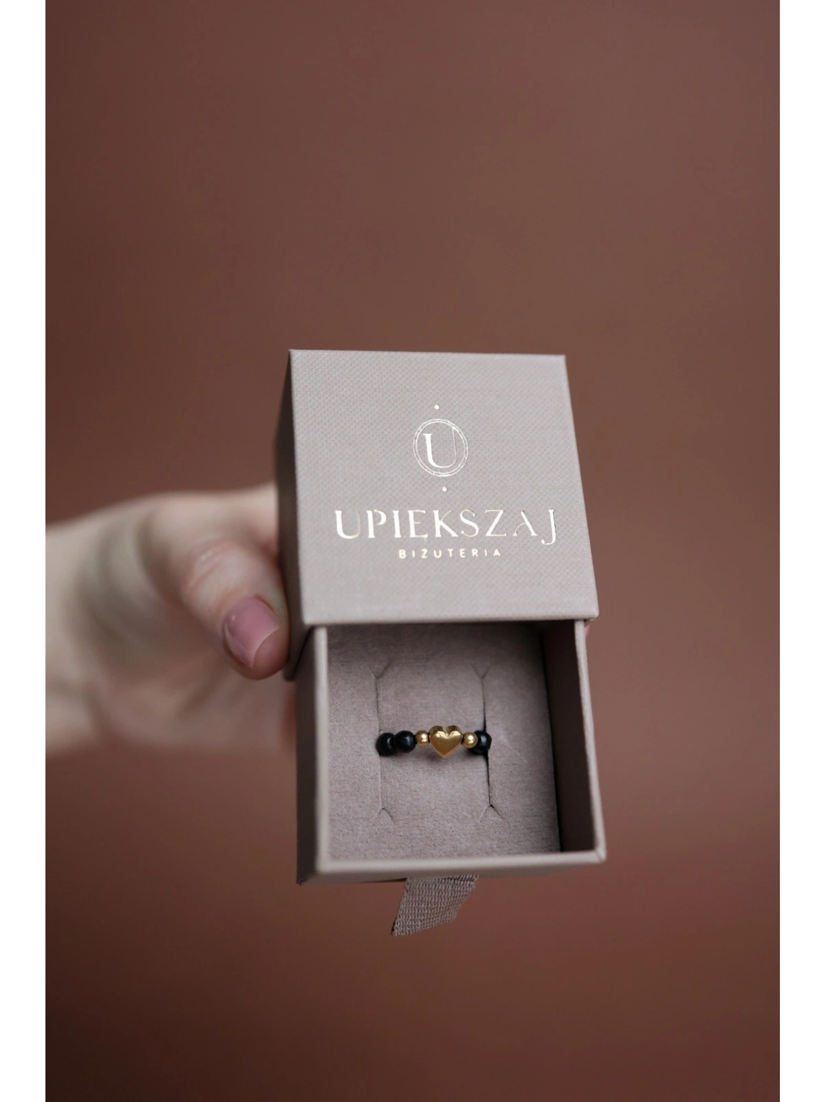 Czarny pierścionek elastyczny z onyksu z sercem | Upiększaj