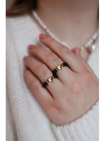 Czarny pierścionek elastyczny z onyksu z sercem | Upiększaj