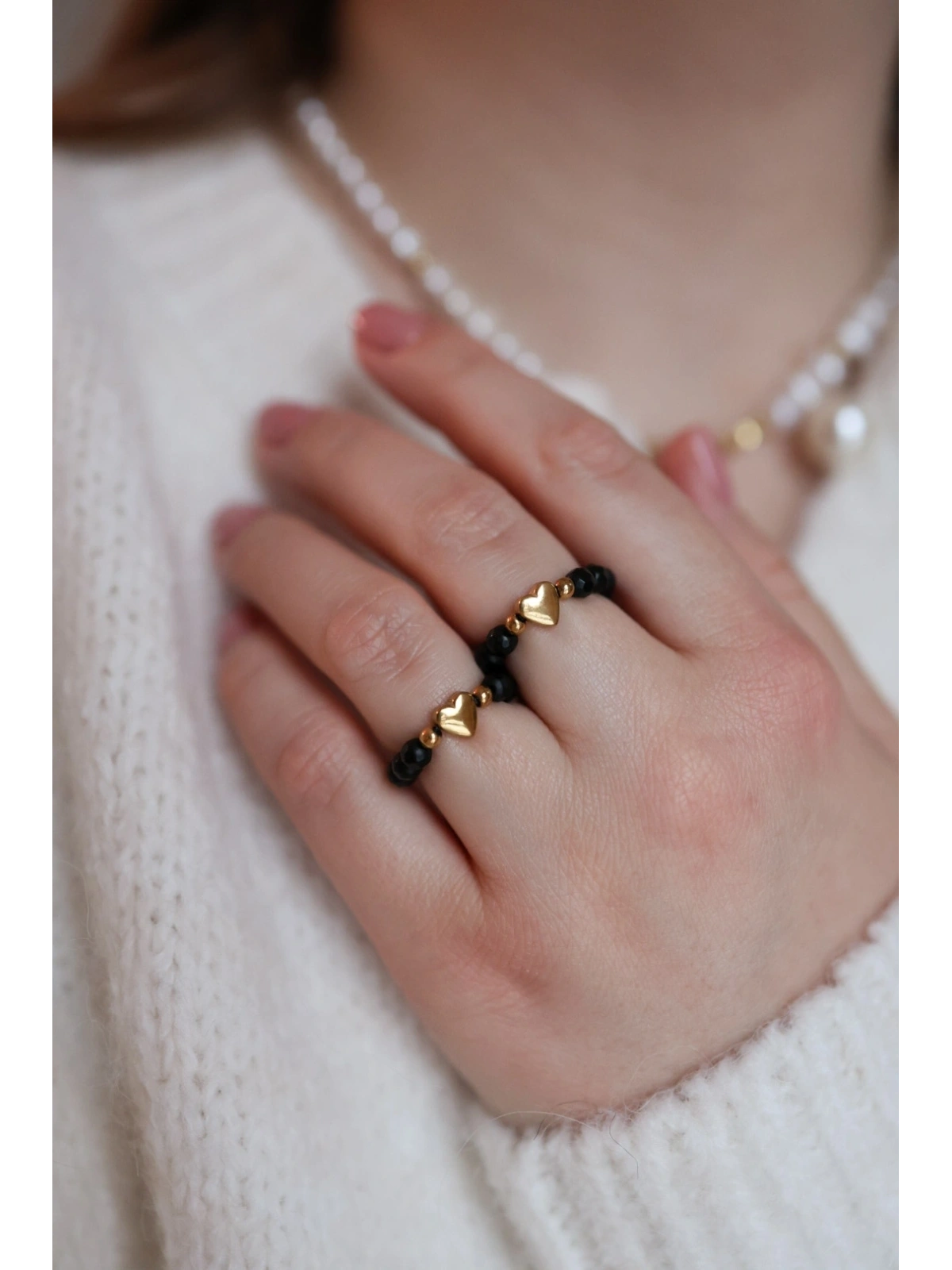 Czarny pierścionek elastyczny z onyksu z sercem | Upiększaj