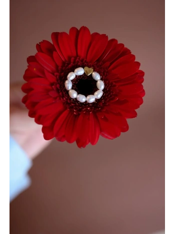 Elastyczny pierścionek z pereł ze złotym sercem | Upiększaj