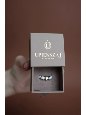 Elastyczny pierścionek z pereł ze złotym sercem | Upiększaj