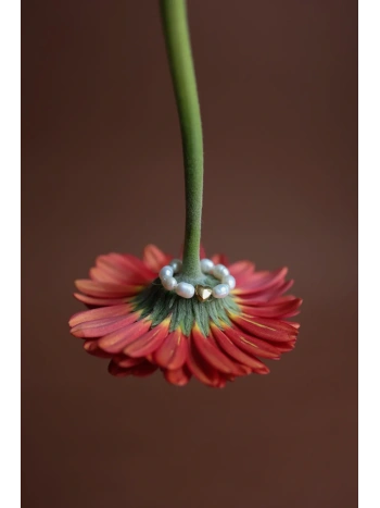 Elastyczny pierścionek z pereł ze złotym sercem | Upiększaj