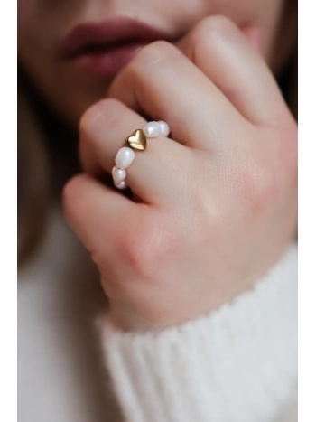 Elastyczny pierścionek z pereł ze złotym sercem | Upiększaj