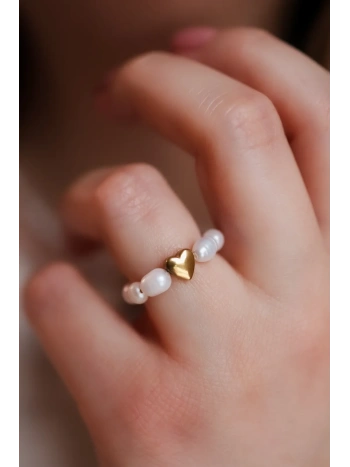 Elastyczny pierścionek z pereł ze złotym sercem | Upiększaj