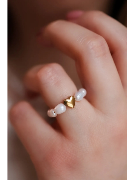 Elastische ring van gekweekte parels met een groot hart van goudkleurig hematiet aan draad, handgemaakt
