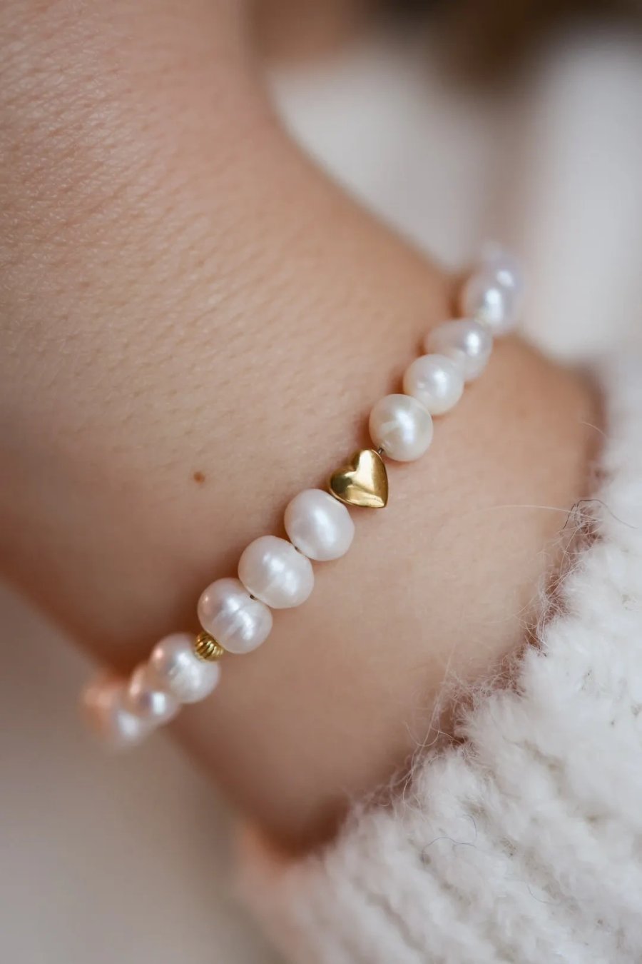 Armband van parels met een hart van goudkleurig hematiet en tussenkralen van verguld zilver, handgemaakt