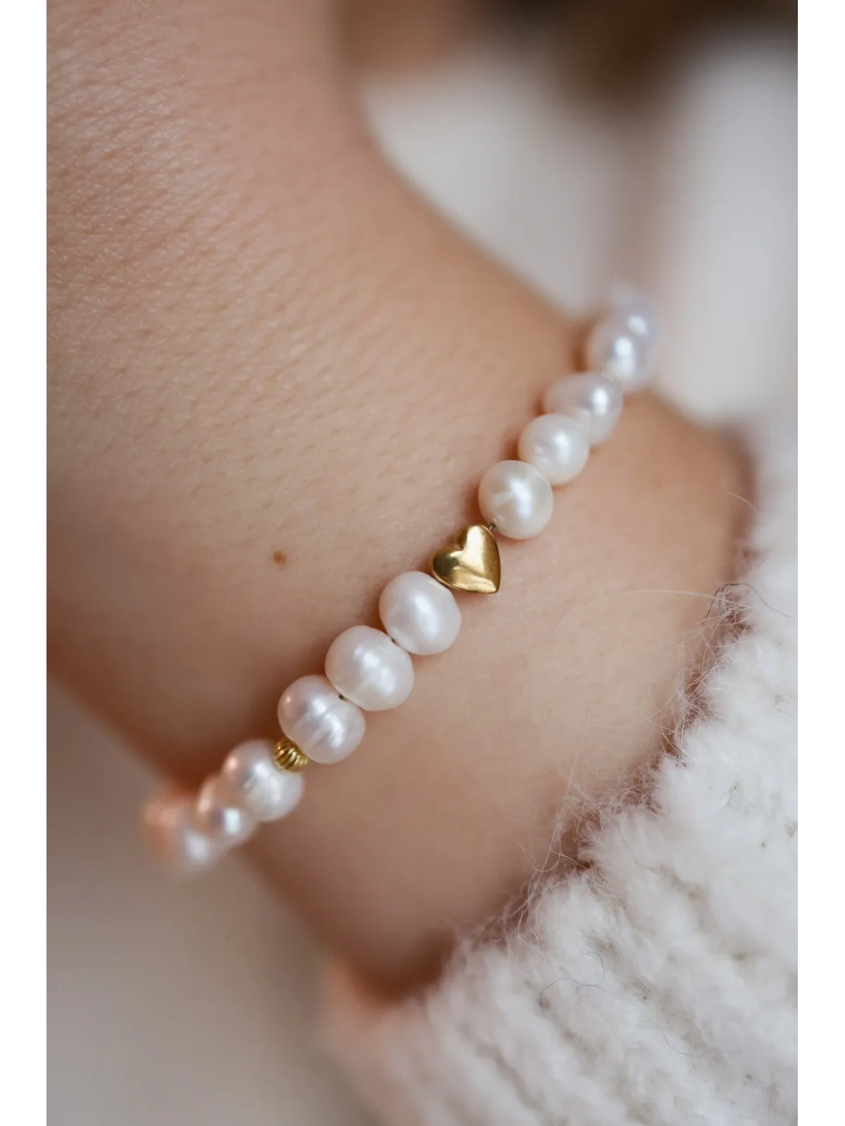 Armband van parels met een hart van goudkleurig hematiet en tussenkralen van verguld zilver, handgemaakt