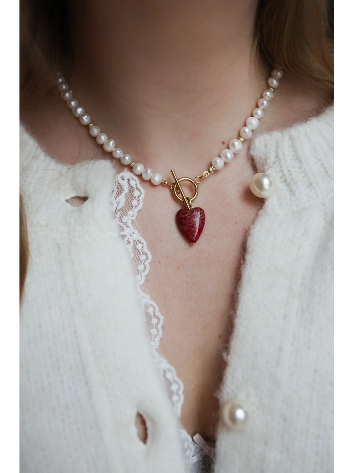 Naszyjnik z pereł naturalnych z zawieszką w kształcie serca z czerwonego jaspisu | Upiększaj