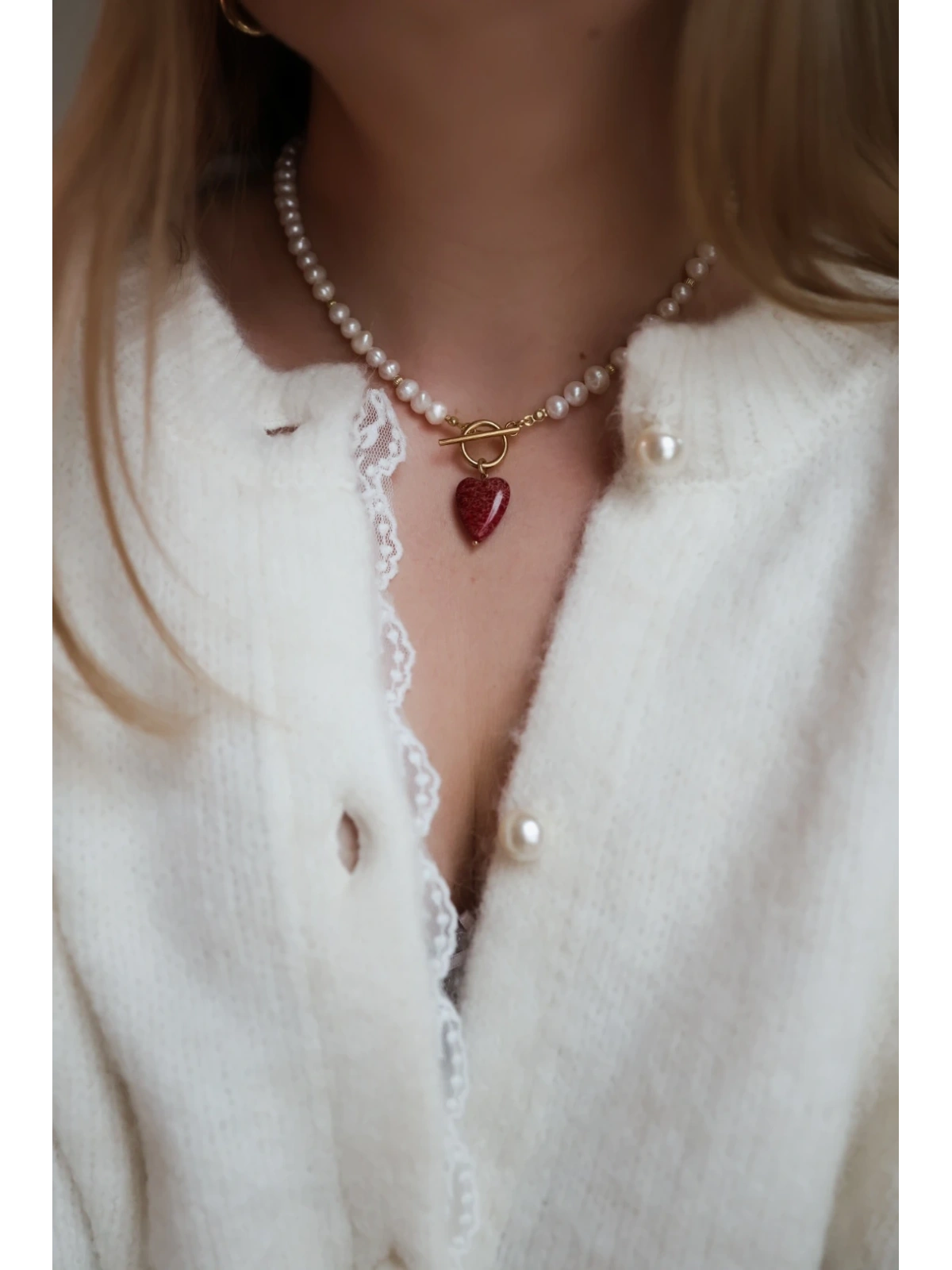 Ketting van natuurlijke parels met een hart van rode jaspis en een sierlijke sluiting, handgemaakt – foto 5