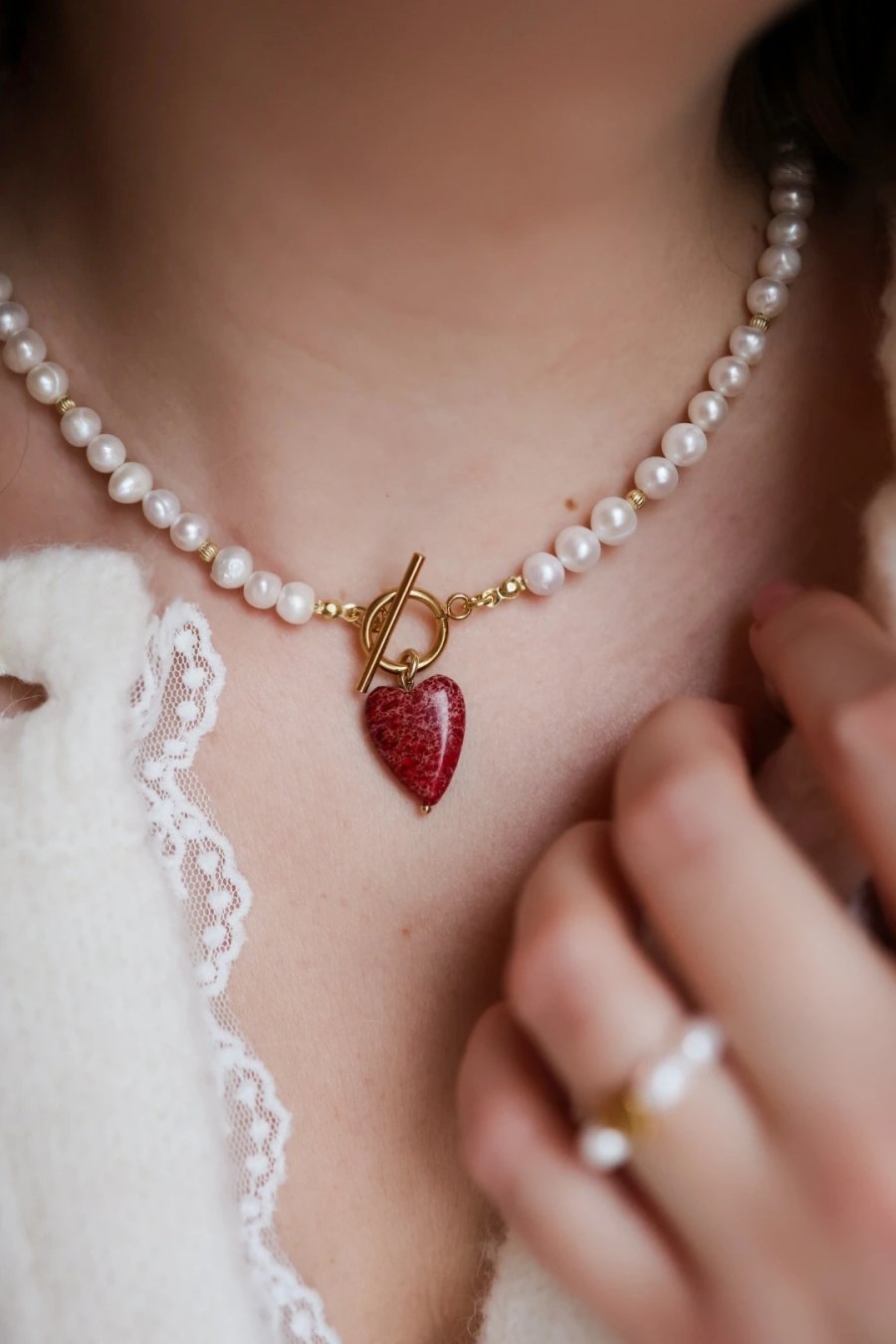 Ketting van natuurlijke parels met een hart van rode jaspis en een sierlijke sluiting, handgemaakt